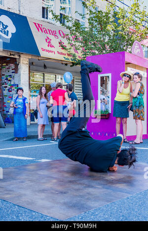 A livello di strada hip hop break dancing demo, Main Street La Giornata senza automobili, Vancouver, British Columbia, Canada, Foto Stock