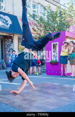 A livello di strada hip hop break dancing demo, Main Street La Giornata senza automobili, Vancouver, British Columbia, Canada, Foto Stock