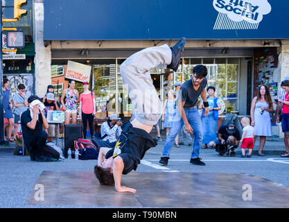 A livello di strada hip hop break dancing demo, Main Street La Giornata senza automobili, Vancouver, British Columbia, Canada, Foto Stock