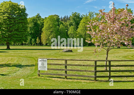 Il castello di BALLINDALLOCH BANFFSHIRE SCOTLAND I giardini con il labirinto di erba Foto Stock