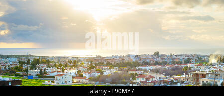 Scenic panorama di Paphos cityscape nella luce del tramonto, Cipro Foto Stock