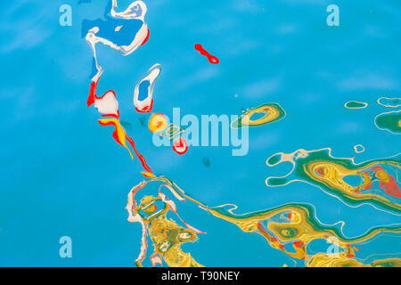 Absract riflessi di colore in acqua Foto Stock