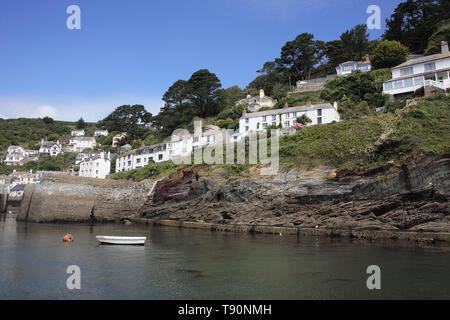 Il porto esterno di Polperro con la bassa marea e il Warren Foto Stock