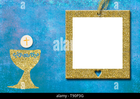 Prima Santa Comunione inviti, calice di oro e oro photo frame su sfondo blu con spazio vuoto per testo e foto Foto Stock