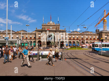 Edificio della Zurigo stazione ferroviaria principale, la gente su Bahnhofplatz square, vista da Bahnhofstrasse street Foto Stock