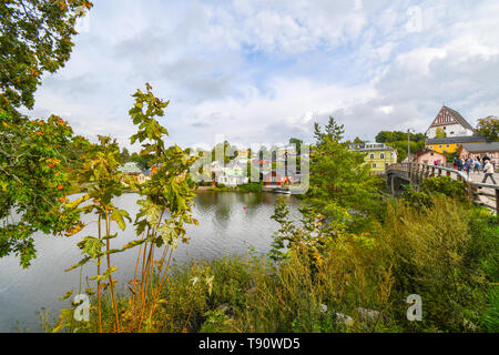 Il XV secolo Porvoo Duomo si erge sopra la città medievale di Porvoo, Finlandia, come i turisti fanno la loro strada attraverso un ponte sul fiume Porvoonjoki. Foto Stock