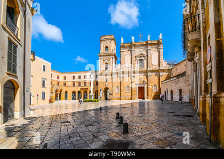 Mattina come i turisti cominciano a esplorare il brindisi la cattedrale del Duomo e del campanile in Piazza Duomo a Brindisi, della parte sud della Puglia Foto Stock