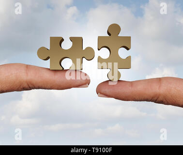 Il tentativo di collegare un puzzle come due parti che collegano tra loro a formare un intero come una cooperativa di rapporto commerciale. Foto Stock