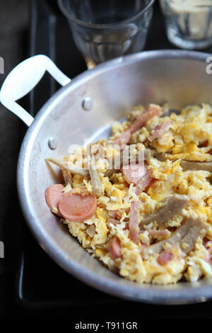 Uovo fritto roba con padella calda Foto Stock