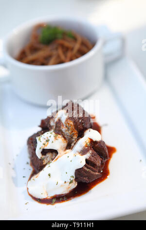 Carni bovine stroganoff con spaghetti Foto Stock