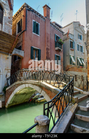 Ponte sul canal Rio della Maddalena a Venezia. Italia Foto Stock