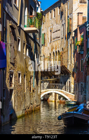 Ponte sul canal Rio della Maddalena a Venezia. Italia Foto Stock