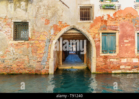 Archway sul Canal Rio di San Falice di Venezia. Italia Foto Stock