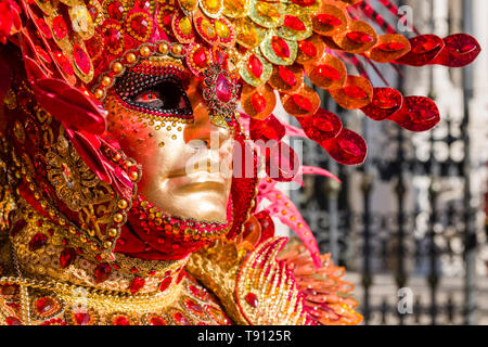 Ritratto di un uomo in un tradizionale costume di carnevale veneziano con  maschera e ornamenti generativo ai