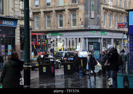 Glasgow Scozia trafficato centro cittadino sotto la pioggia Foto Stock