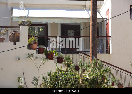 Vourcari Kea Isola Grecia Invasati su scale che portano fino a case Foto Stock