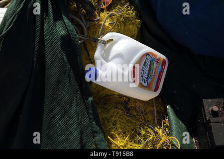 Vourcari Kea Isola Grecia la bottiglia di plastica essendo utilizzato come un galleggiante su reti da pesca Foto Stock