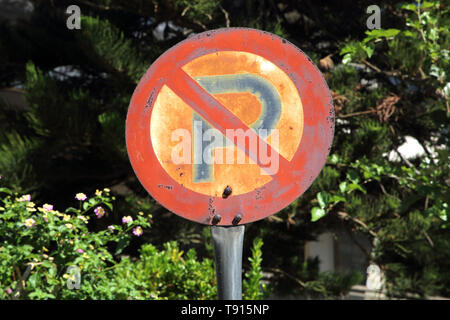 Vouliagmeni Attica Grecia Rusty nessun segno di parcheggio Foto Stock