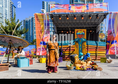 Asse di produzione teatrale di Th"owixiya affamati festa piatto sul tamburo è chiamando Festival, Canada 150+ event, Larwill Park, Vancouver, British colonna Foto Stock