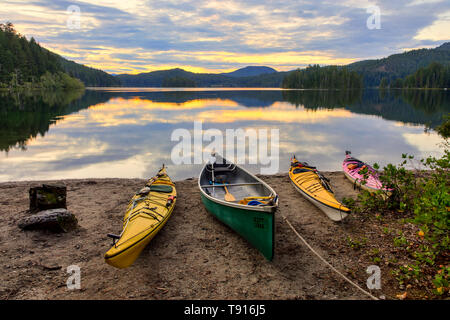 I kayak e canoa resto sulla riva del lago principale, nel lago principale parco provinciale sull isola di Quadra, British Columbia, Canada. Foto Stock