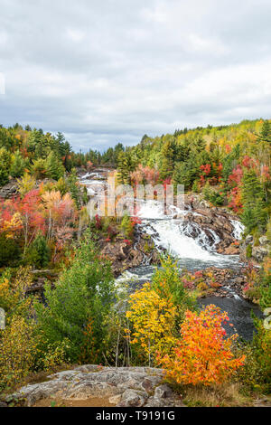 Onaping cade sul fiume Onaping da A. Y. Jackson Lookout, città di maggiore Sudbury, Ontario, Canada Foto Stock