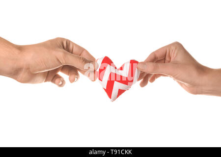 Uomo e donna con piccolo cuore su sfondo bianco Foto Stock