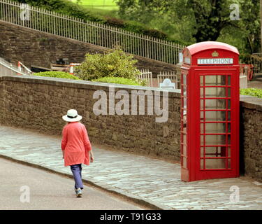 Lanark, Scozia, Regno Unito, 15 maggio 2019, UK Meteo. Sunny scorcher di un giorno a New Lanark World Heritage Centre per locali e turisti. Credito traghetto Gerard/Alamy Live News Foto Stock