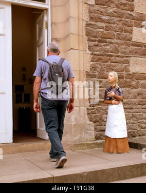 Lanark, Scozia, Regno Unito, 15 maggio 2019, UK Meteo. Sunny scorcher di un giorno a New Lanark World Heritage Centre per locali e turisti. Credito traghetto Gerard/Alamy Live News Foto Stock