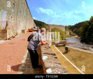 Lanark, Scozia, Regno Unito, 15 maggio 2019, UK Meteo. Sunny scorcher di un giorno a New Lanark World Heritage Centre per locali e turisti. Credito traghetto Gerard/Alamy Live News Foto Stock