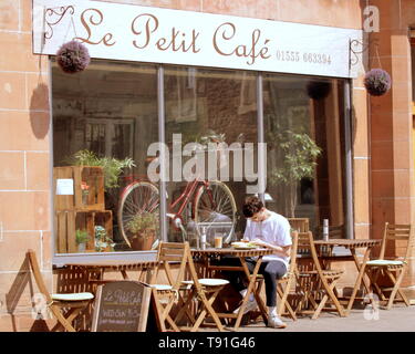 Lanark, Scozia, Regno Unito, 15 maggio 2019, UK Meteo. Sunny scorcher di un giorno a New Lanark World Heritage Centre per locali e turisti. Credito traghetto Gerard/Alamy Live News Foto Stock