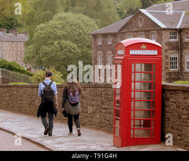 Lanark, Scozia, Regno Unito, 15 maggio 2019, UK Meteo. Sunny scorcher di un giorno a New Lanark World Heritage Centre per locali e turisti. Credito traghetto Gerard/Alamy Live News Foto Stock