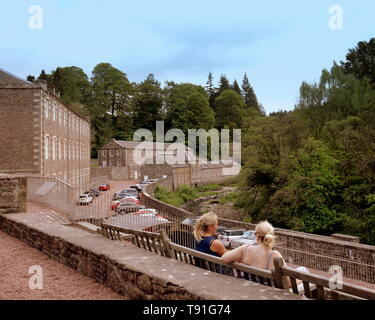 Lanark, Scozia, Regno Unito, 15 maggio 2019, UK Meteo. Sunny scorcher di un giorno a New Lanark World Heritage Centre per locali e turisti. Credito traghetto Gerard/Alamy Live News Foto Stock