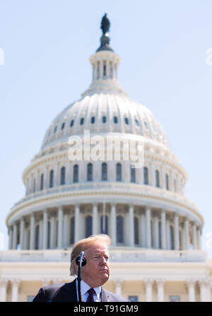 Washington, Distretto di Columbia, Stati Uniti d'America. 15 Maggio, 2019. Il Presidente degli Stati Uniti, Trump offre commento alla trentottesima nazionali annuali ufficiali di pace " memoriale di servizio, presso l'U.S. Campidoglio di Washington. Credito: Kevin Dietsch/CNP/ZUMA filo/Alamy Live News Foto Stock