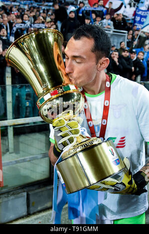 Roma, Italia. 15 Maggio, 2019. Silvio Proto di SS Lazio bacia il trofeo al termine delle finali della Coppa Italia match tra Atalanta e Lazio allo Stadio Olimpico di Roma, Italia il 15 maggio 2019. Foto di Giuseppe mafia. Credit: UK Sports Pics Ltd/Alamy Live News Foto Stock