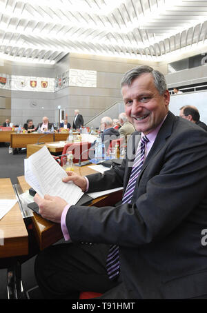 Pforzheim, Germania. 07 Maggio, 2019. Hans-Ulrich Rülke, Presidente della FDP fazione del parlamento dello stato di Baden-Württemberg e FDP faction leader in Pforzheim consiglio comunale, prese il suo posto nella sala del consiglio di Pforzheim town hall. Credito: Uli Deck/dpa/Alamy Live News Foto Stock