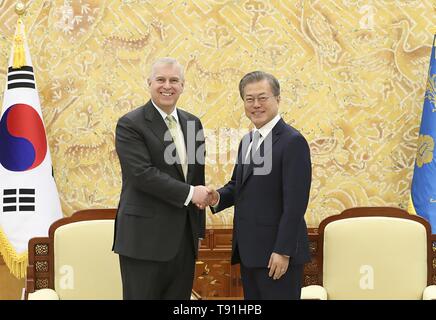 Seoul, Corea del Sud e Corea del Sud. 15 Maggio, 2019. Maggio 15, 2019-Seoul Sud Korea-In questa foto fornite è ufficio del Presidente. La Gran Bretagna è il principe Andréj e il Presidente sud coreano Moon Jae In scuote le mani prima del loro incontro all ufficio del Presidente a Seul, in Corea del Sud. Il principe Andréj visitato il villaggio Hahoe di Andong, a circa 270km a sud-est di Seoul, il giorno precedente, 20 anni dopo la sua madre, la Regina Elisabetta II, ha girato la dinastia Chosun(1392-1910) villaggio. Credito: Zuma Press/ZUMA filo/Alamy Live News Foto Stock