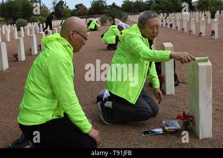 Pechino, USA. Il 12 maggio 2019. Membri della famiglia di piloti cinesi che sono stati uccisi durante corsi pilota negli Stati Uniti negli anni quaranta, rendere omaggio ai loro cari al Fort Bliss National Cemetery in El Paso, Texas, Stati Uniti, il 12 maggio 2019. Credito: Liu Liwei/Xinhua/Alamy Live News Foto Stock