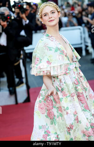 Cannes. 15 Maggio, 2019. Elle Fanning arriva alla premiere di ' LES MISÉRABLES ' durante il 2019 Festival di pellicola di Cannes il 15 maggio 2019 presso il Palais des Festivals in Cannes, Francia. ( Credito: Lyvans Boolaky/spazio di immagine/Media Punch)/Alamy Live News Foto Stock