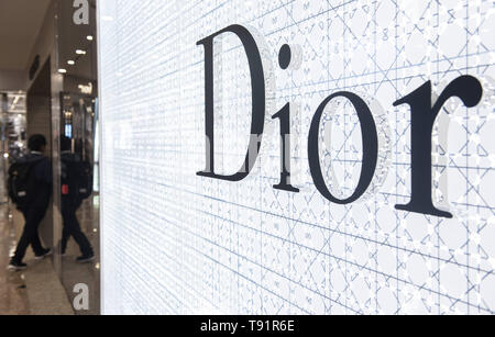 Hong Kong, Cina. 8 Maggio, 2019. Il francese Christian Dior beni di lusso, tali indumenti e prodotti di bellezza, store e logo che si vede in Hong Kong. Credito: Budrul Chukrut SOPA/images/ZUMA filo/Alamy Live News Foto Stock