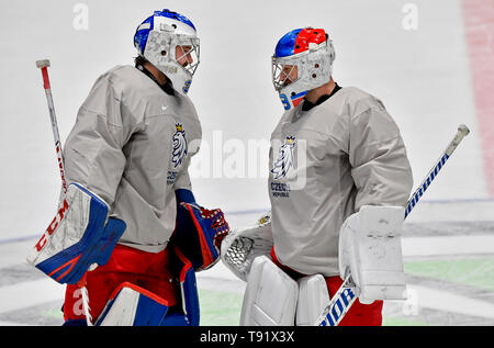 Bratislava, Slovacchia. 16 Maggio, 2019. Ceca-ice hockey portieri L-R PATRIK BARTOSAK, PAVEL FRANCOUZ frequentare una sessione di allenamento della nazionale ceca entro il 2019 Campionati Mondiali di hockey su ghiaccio di Bratislava, Slovacchia, il 16 maggio 2019, prima del match contro la Lettonia. Credito: Vit Simanek/CTK foto/Alamy Live News Foto Stock