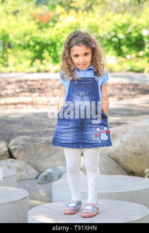 Kew Gardens, Londra, Regno Unito, 16 maggio 2019. Maya, 4, gode giocare nel nuovo giardino strutture. Un nuovo giardino dei bambini è impostata per aprirsi a Londra il famoso Kew Gardens. Il giardino è progettato attorno agli elementi che le piante hanno bisogno di crescere: terra, aria, il sole e l'acqua. Esso copre la dimensione di 40 campi da tennis, con 18.000 piante e 100 alberi maturi, ed è impostato per essere un paradiso per i giovani di esplorare e giocare..NOTA: Autorizzazione concessa. Credito: Imageplotter/Alamy Live News Foto Stock