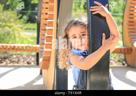 Kew Gardens, Londra, Regno Unito, 16 maggio 2019. Maya, 4, gode giocare nel nuovo giardino strutture. Un nuovo giardino dei bambini è impostata per aprirsi a Londra il famoso Kew Gardens. Il giardino è progettato attorno agli elementi che le piante hanno bisogno di crescere: terra, aria, il sole e l'acqua. Esso copre la dimensione di 40 campi da tennis, con 18.000 piante e 100 alberi maturi, ed è impostato per essere un paradiso per i giovani di esplorare e giocare..NOTA: Autorizzazione concessa. Credito: Imageplotter/Alamy Live News Foto Stock