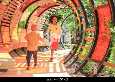 Kew Gardens, Londra, Regno Unito, 16 maggio 2019. Haniska ha divertimento in esecuzione attraverso e in posa di nuovo 'tunnel di luce". Un nuovo giardino dei bambini è impostata per aprirsi a Londra il famoso Kew Gardens. Il giardino è progettato attorno agli elementi che le piante hanno bisogno di crescere: terra, aria, il sole e l'acqua. Esso copre la dimensione di 40 campi da tennis, con 18.000 piante e 100 alberi maturi, ed è impostato per essere un paradiso per i giovani di esplorare e riprodurre inNOTE: Autorizzazione concessa. Credito: Imageplotter/Alamy Live News Foto Stock