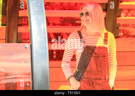 Kew Gardens, Londra, Regno Unito, 16 maggio 2019. Un lavoratore di Kew si guarda intorno il nuovo tunnel di luce. Un nuovo giardino dei bambini è impostata per aprirsi a Londra il famoso Kew Gardens. Il giardino è progettato attorno agli elementi che le piante hanno bisogno di crescere: terra, aria, il sole e l'acqua. Esso copre la dimensione di 40 campi da tennis, con 18.000 piante e 100 alberi maturi, ed è impostato per essere un paradiso per i giovani di esplorare e giocare..NOTA: Autorizzazione concessa. Credito: Imageplotter/Alamy Live News Foto Stock