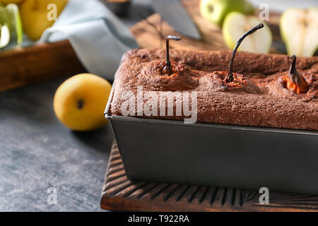 Una deliziosa torta di pere sulla tavola di legno Foto Stock