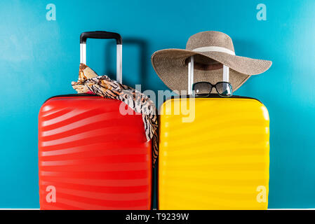 Un elegante e luminoso dimensioni cabina valigie e accessori come il concetto di vacanza Foto Stock