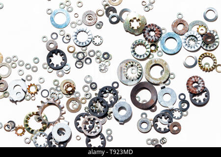 Un assortimento di rondelle in metallo sparsi su sfondo bianco Foto Stock