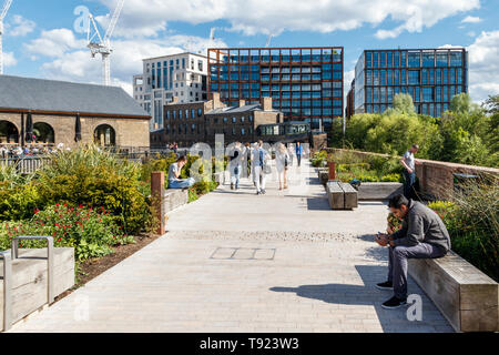 Bagley a piedi, tra la recente apertura del carbone scende in cortile e Regent's Canal, King's Cross, Londra, Regno Unito, 2019 Foto Stock