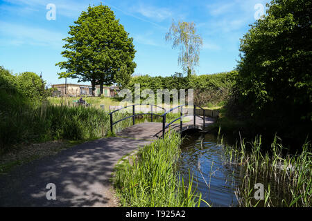 Gravesend, Kent, Regno Unito. Fort giardini con un piccolo ponte che attraversa un laghetto. Foto Stock