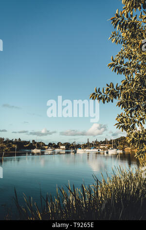 Nel tardo pomeriggio sun sul fiume di Yamba, nord del New South Wales, Australia Foto Stock